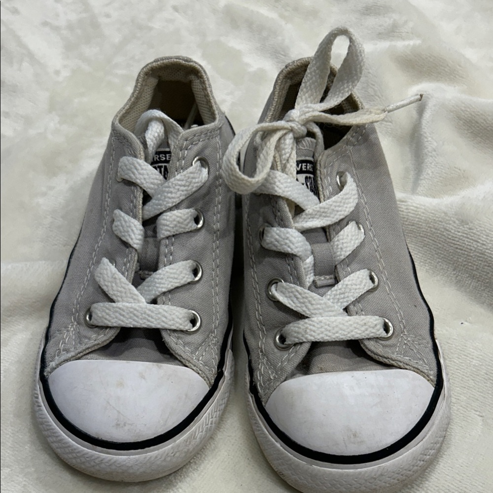 Converse Kids Canvas Low-Top Sneakers in Light Gray and White